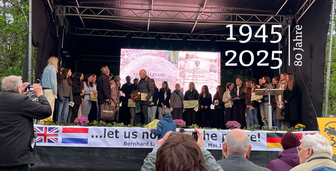 Eine Menschegruppe auf der Bühne.